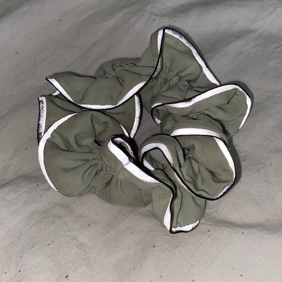 Lululemon Locks Scrunchie - Picture 2 of 3